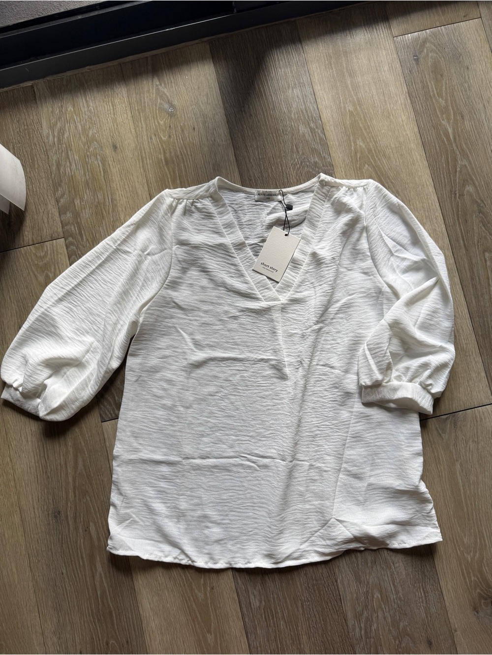 Women's Petite White V-Neck Puff Sleeve Blouse